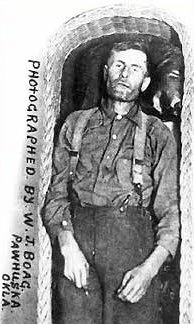 Elmer McCurdy's body in his coffin